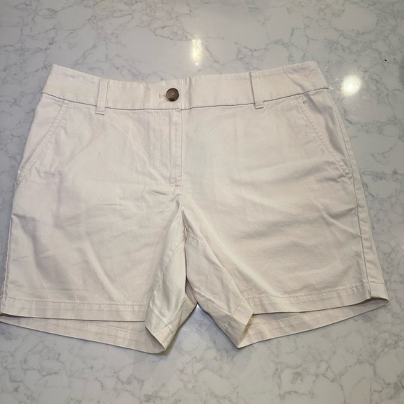 NWT LOFT 6” Khaki Shorts Mid Rise Size 6 Petite - Picture 1 of 3